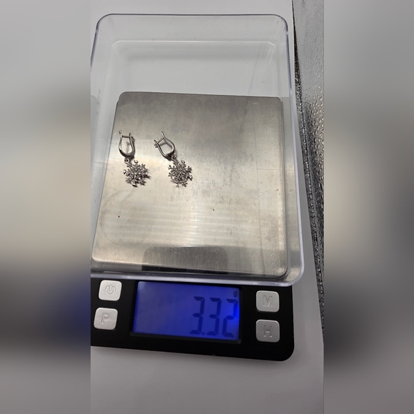 14k White Gold Diamond Snowflake Earrings Winter Special ! - Picture 4 of 4